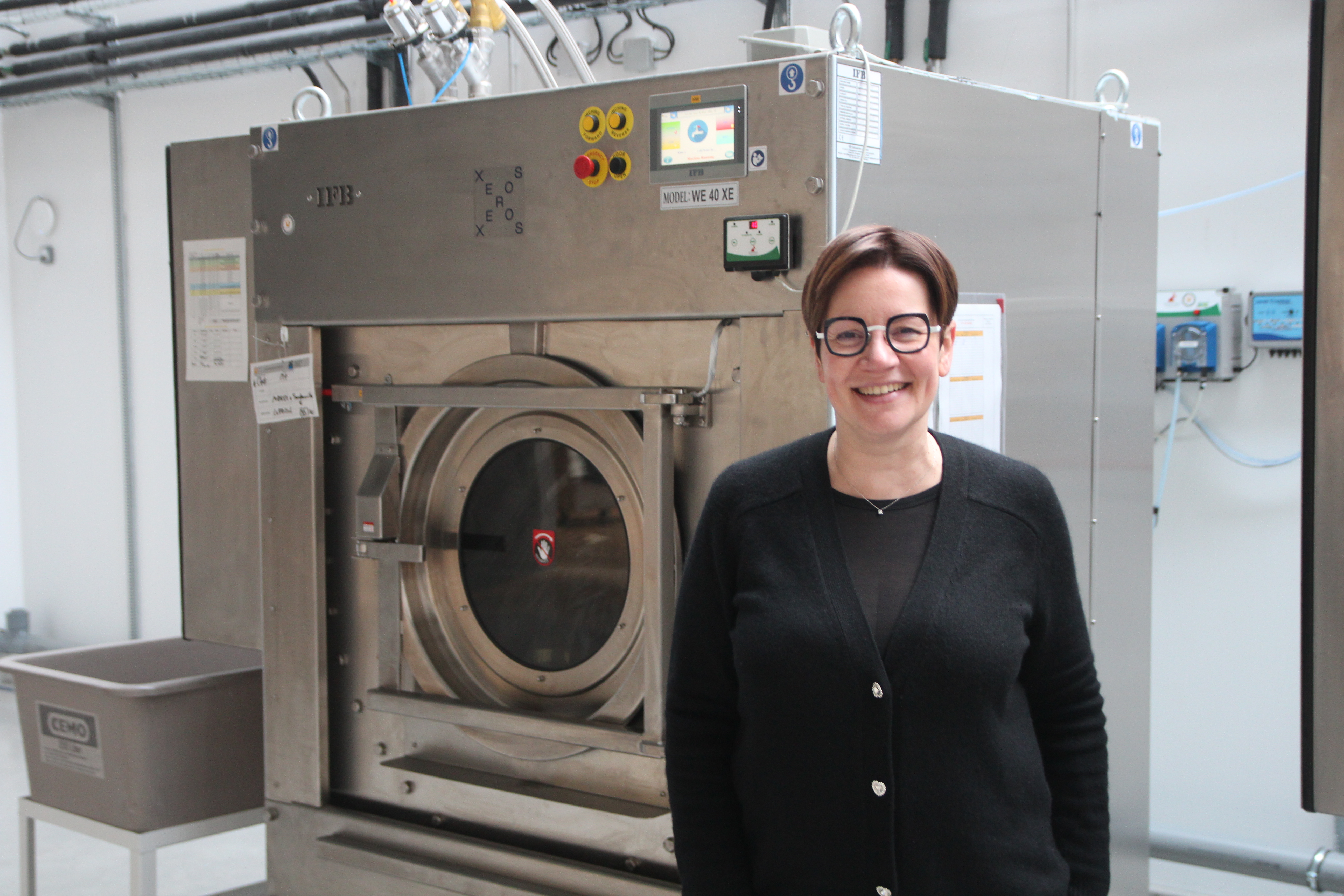 Près de Rouen, Georges prend soin des vêtements de travail