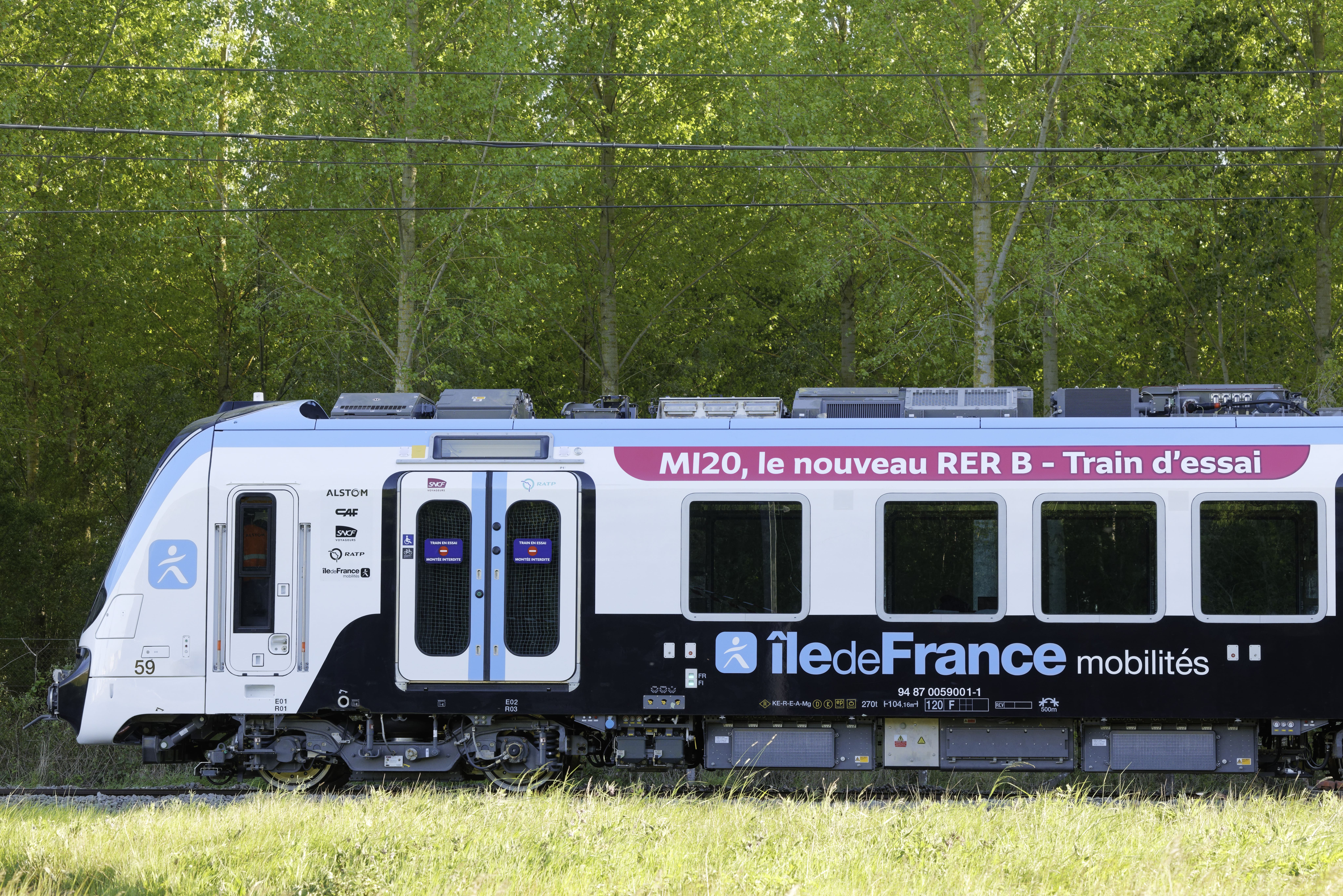 Alstom : la première rame du RER B présentée à Crespin